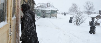 beyond-the-hills-cosmina-stratan-durante-una-bufera-di-neve-in-una-scena-del-film-253977